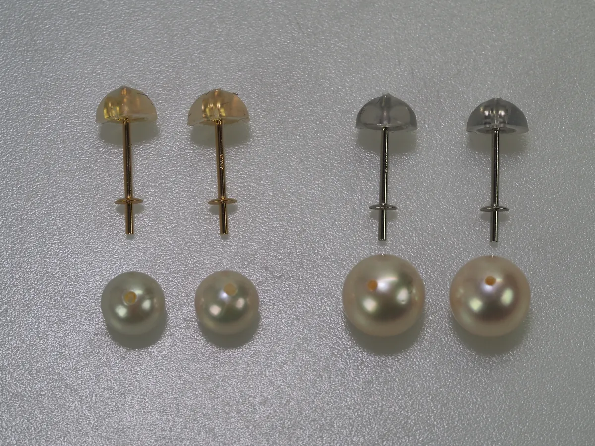 真珠とピアス用の金具を並べて確認する様子