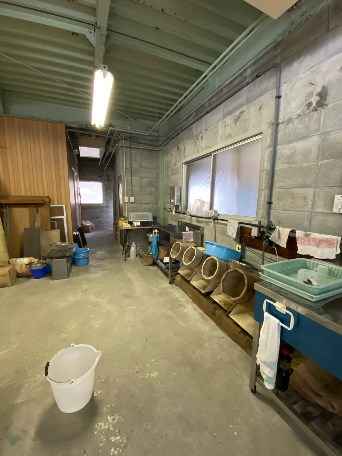 真珠の加工工房の室内。流し台や作業台、道具が並ぶ