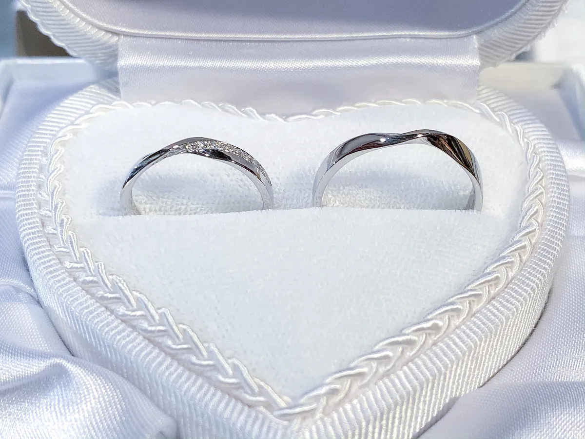 ケースに並んだ二つの結婚指輪