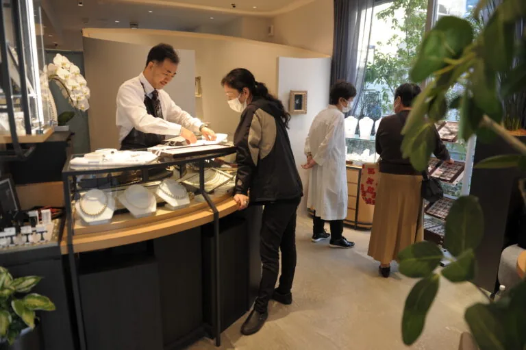 パールズ・ホワイトの店頭で、ジュエリーの相談を受ける様子